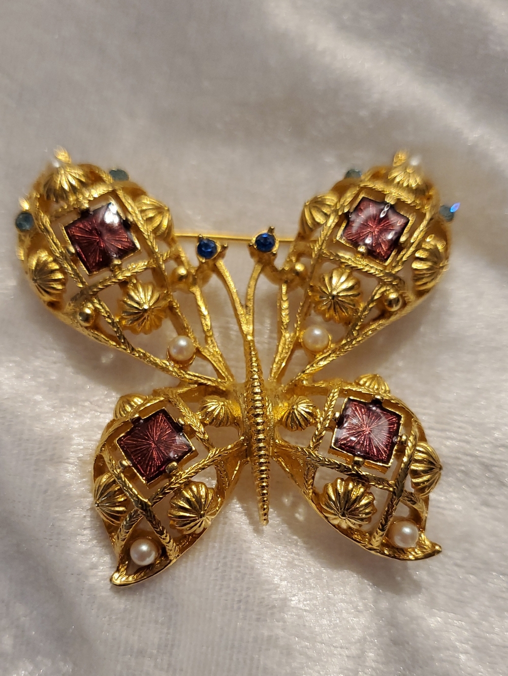 Vintage 1992 AVON signed Gold Tone Purple  Rhinestone BEAUTIFUL BUTTERFLY BROOCH